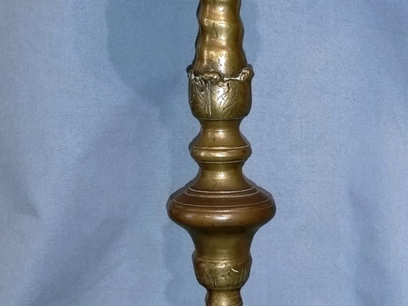 COPPIA DI CANDELIERI IN BRONZO FUSO DEL XVII° SECOLO