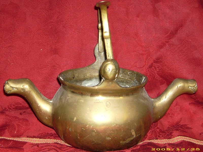 Acquamanile gotico a due becchi