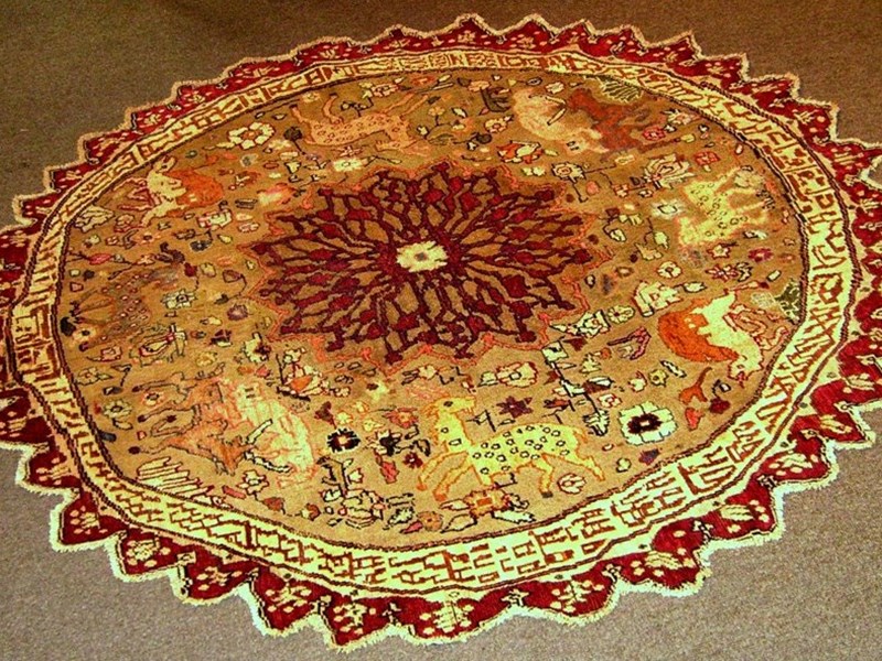 Tappeto tondo con decoro di animali