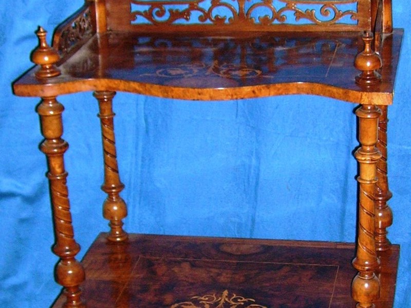 Piccola libreria in radica a giorno