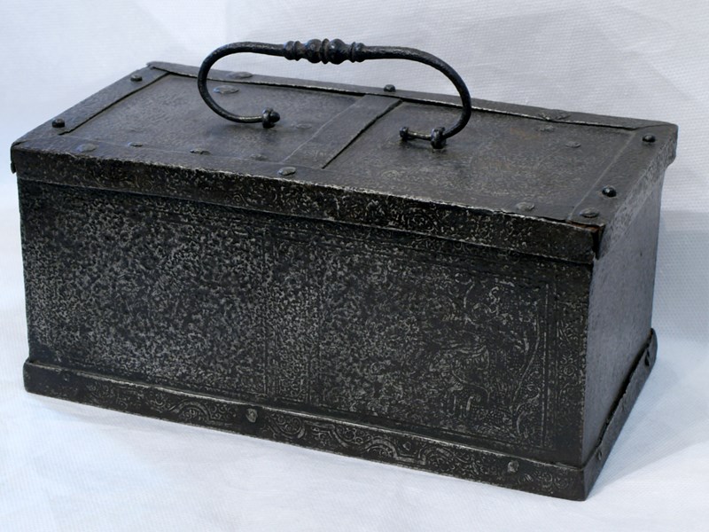 RARO COFANETTO IN FERRO INCISO 'AUGSBURG', XVI SECOLO