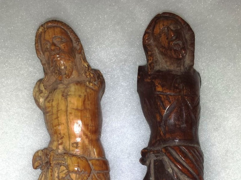 DUE CROCEFISSI IN AVORIO, GOA  FINE DEL XVII° SECOLO