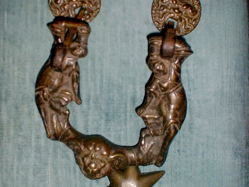 ANTICO MANIGLIONE  IN BRONZO SCOLPITO