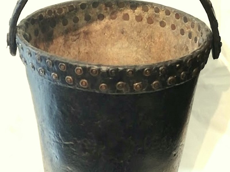 ANTICO SECCHIO IN CUOIO  E BORCHIE METALLICHE XVIII° SECOLO.