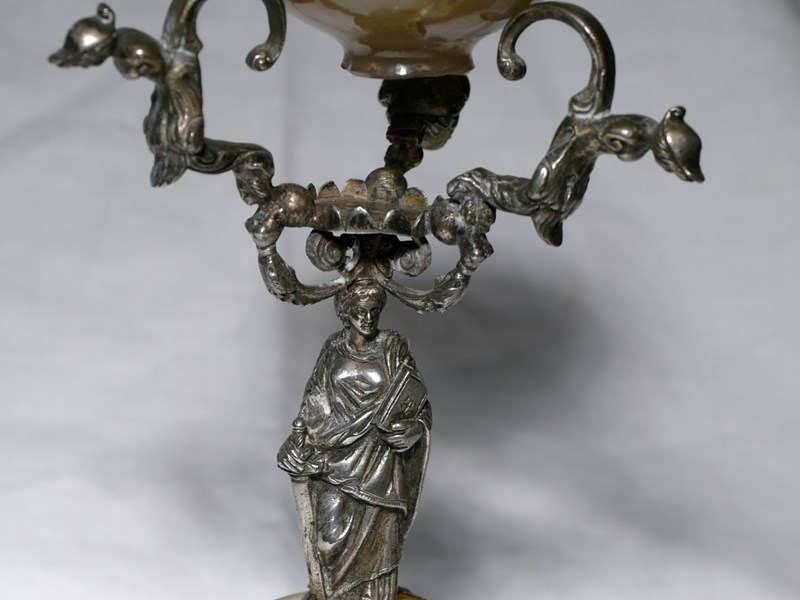 RARO TRIONFO DA TAVOLA IN ARGENTO E AGATA