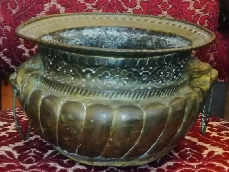 CACHEPOT IN RAME SBALZATO E BACCELLATO