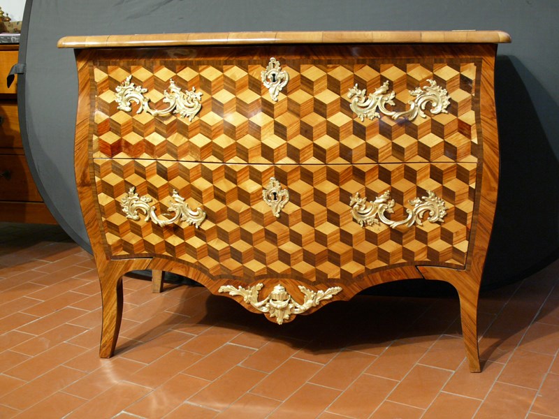 RARO COMO L XV PORTAPARRUCCHE CON INTARSIO  'A DAMIER' IN LEGNO DI ROSA E PALISSANDRO