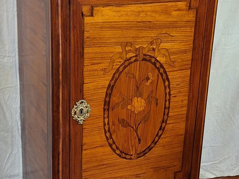 CREDENZINO  L. XVI LASTRONATO ED INTARSIATO IN BOIS DE ROSE E LEGNI VARI