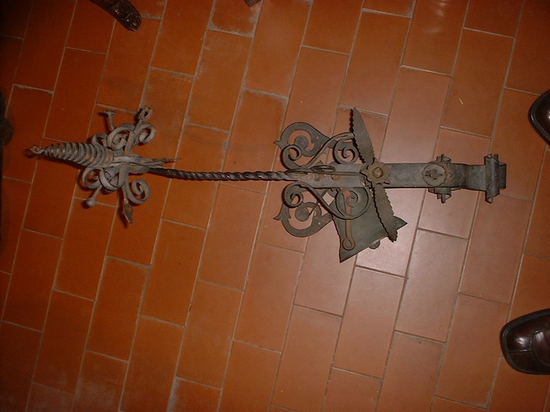 RARA CAMPANA DA MURO CON SUPPORTO IN FERRO BATTUTO XVIII° SECOLO