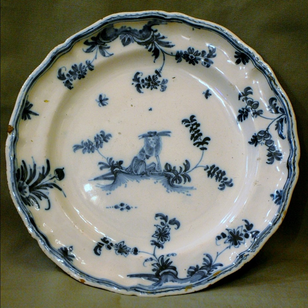 ROUEN,  XVII° SECOLO. PIATTO IN CERAMICA DECORATA.