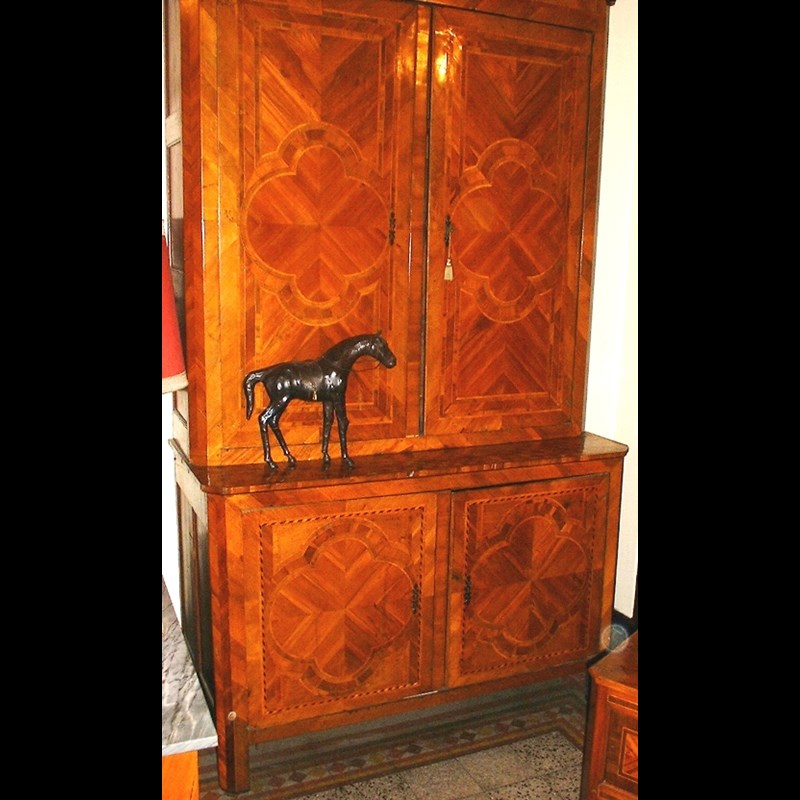 Credenza doppiocorpo lastronta in legni vari