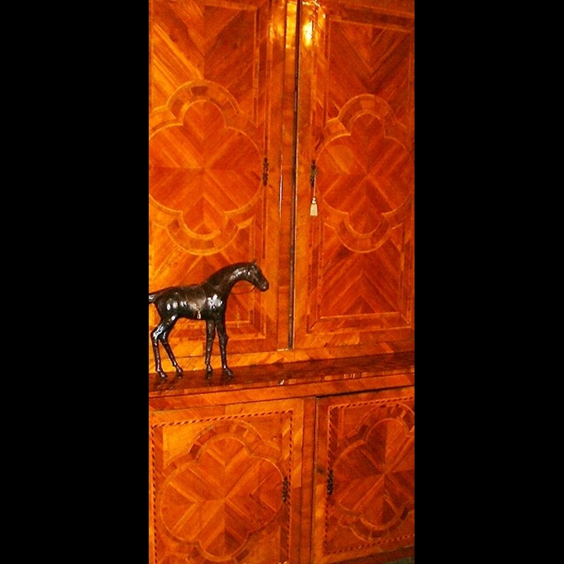 Credenza doppiocorpo lastronta in legni vari
