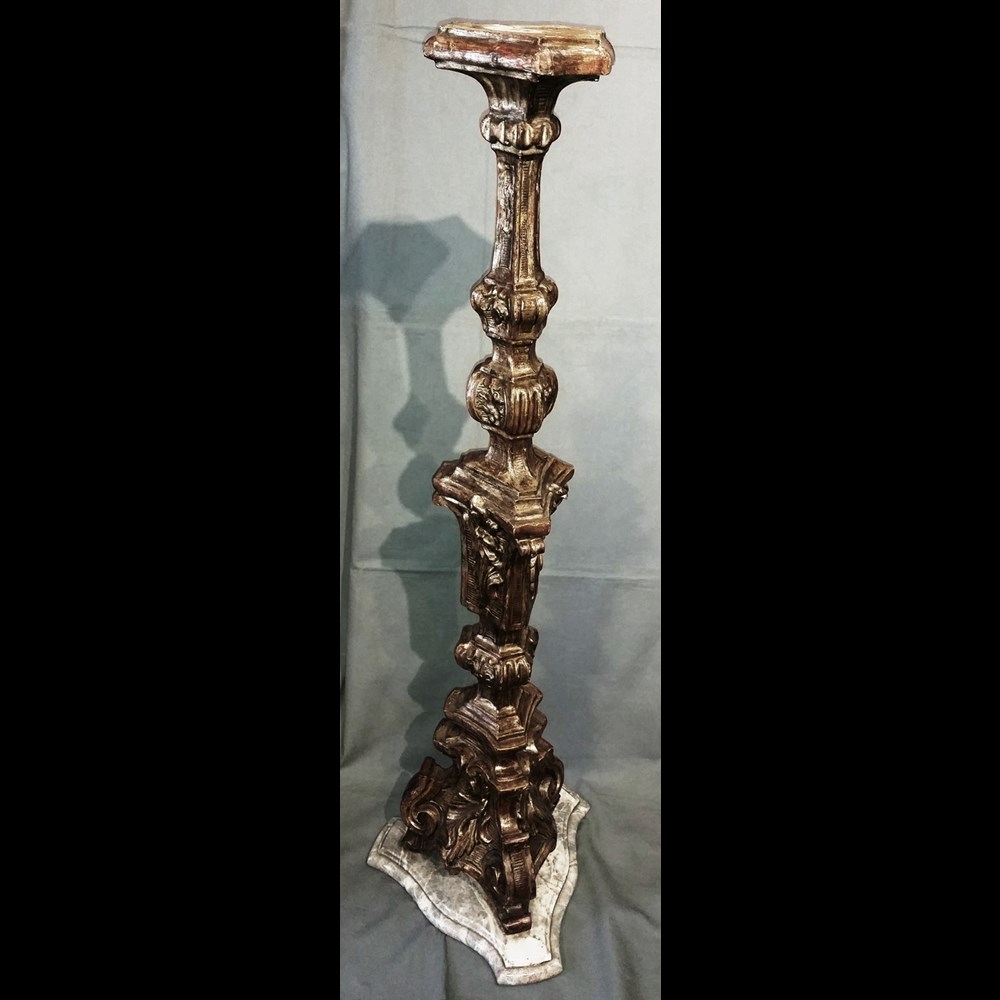 GRANDE CANDELIERE A TRE FACCE IN LEGNO INTAGLIATO E MECCATO
