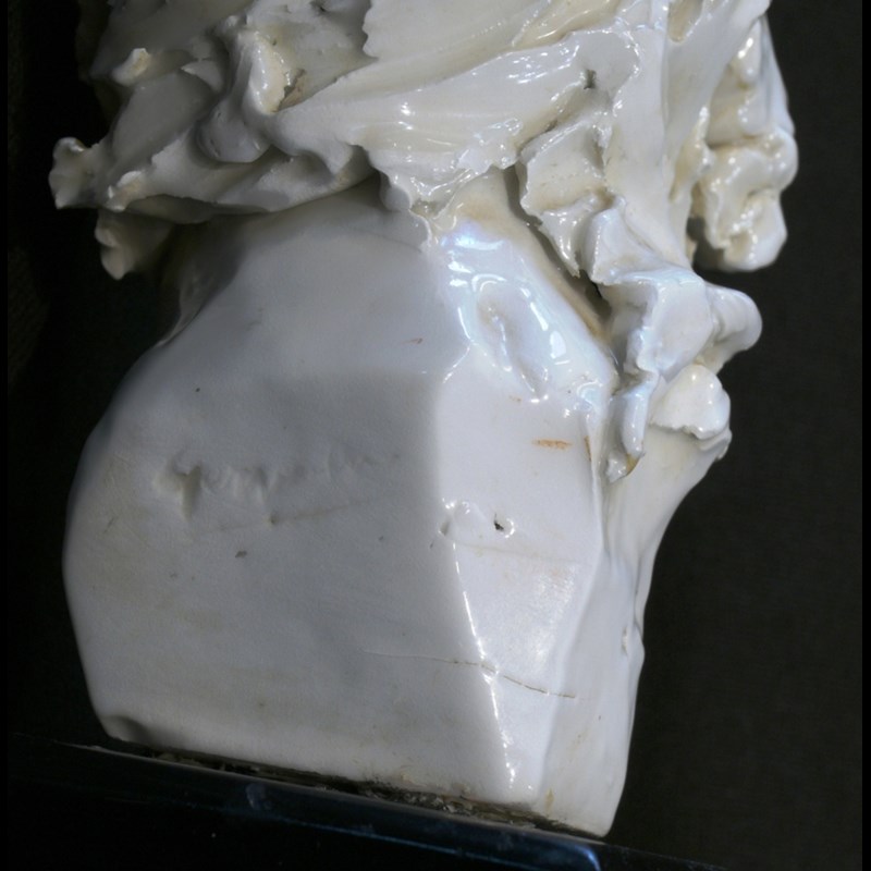 BUSTO FUTURISTA IN CERAMICA BIANCA