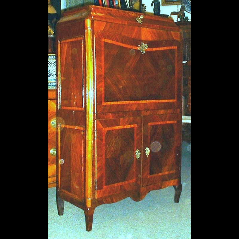 Piccolo secretaire lastronato in noce
