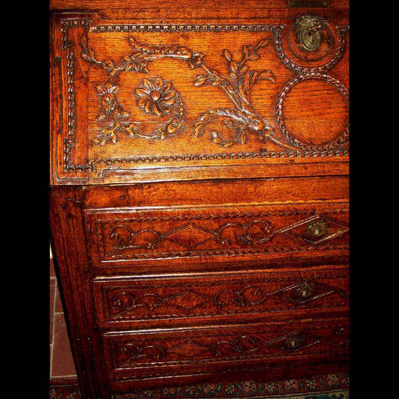 Ribaltina L. XVI in rovere intagliato.