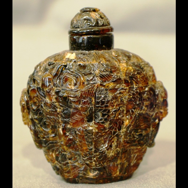 Snuff bottle in ambra scolpita.