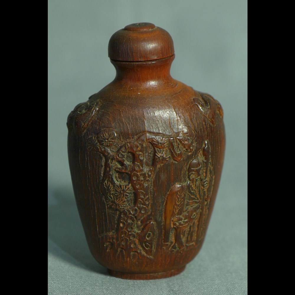 IMPORTANTE SNUFF BOTTLE IN CORNO PREGIATO. CINA 18° SECOLO