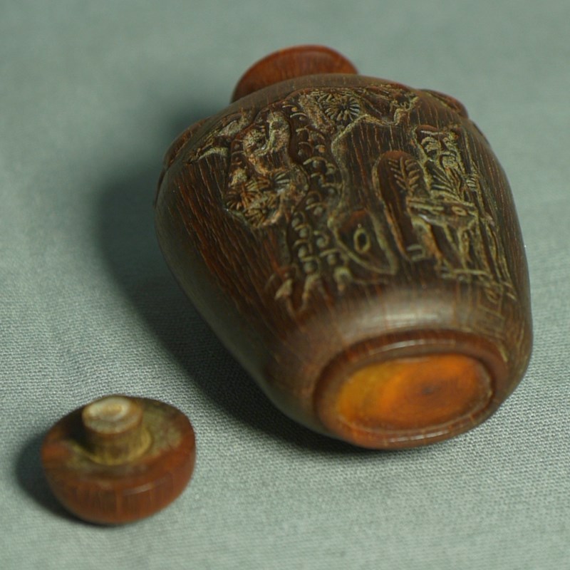 IMPORTANTE SNUFF BOTTLE IN CORNO PREGIATO. CINA 18° SECOLO