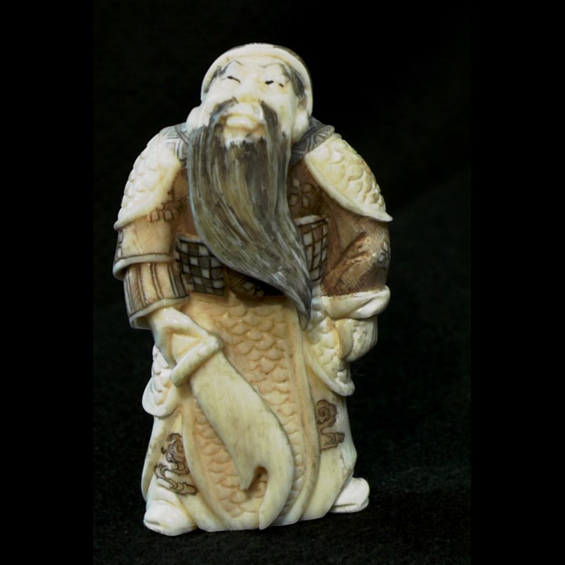 Antico netsuke in avorio raffigurante Shoki con la spada