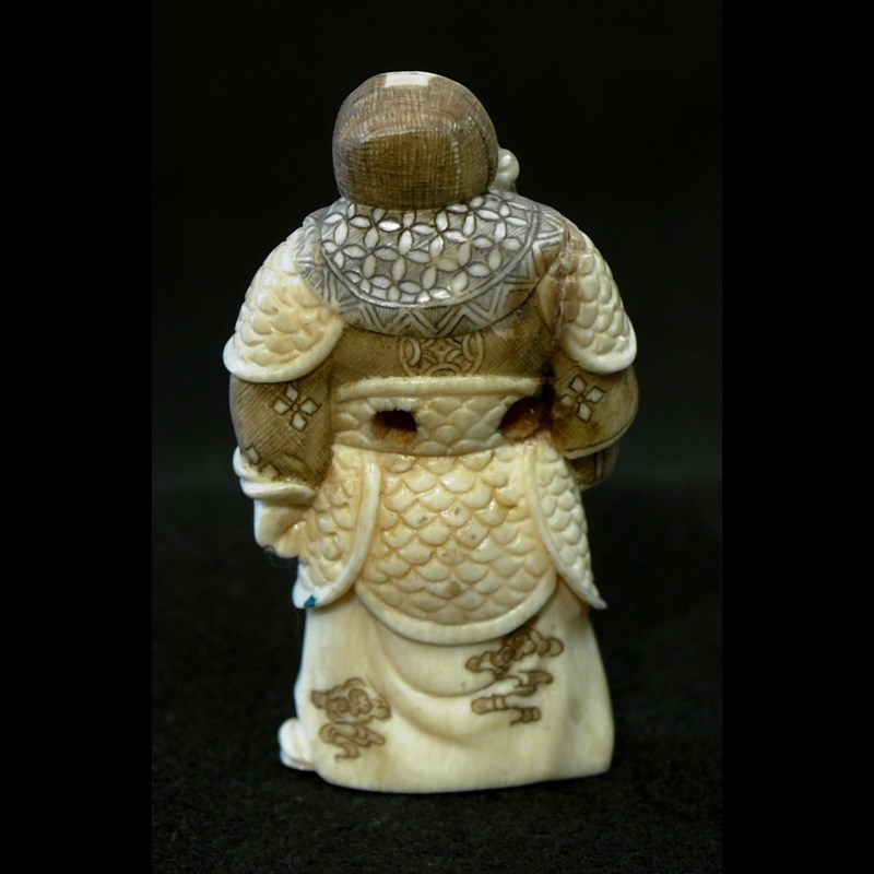 Antico netsuke in avorio raffigurante Shoki con la spada