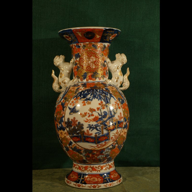 Vaso Imari in porcellana finemente decorata