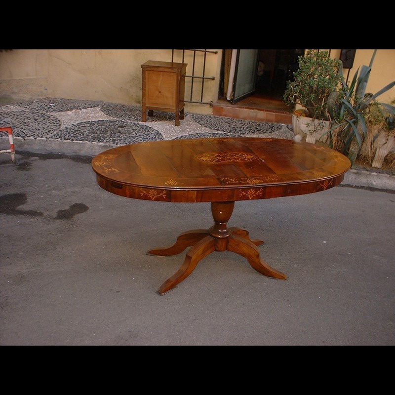 TAVOLO OVALE ALLUNGABILE IN LEGNO INTARSIATO