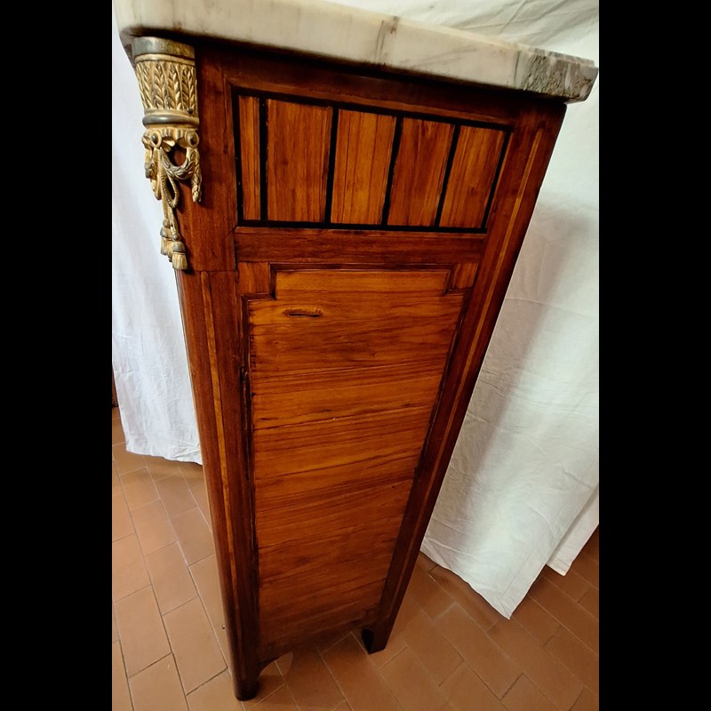 CREDENZINO  L. XVI LASTRONATO ED INTARSIATO IN BOIS DE ROSE E LEGNI VARI